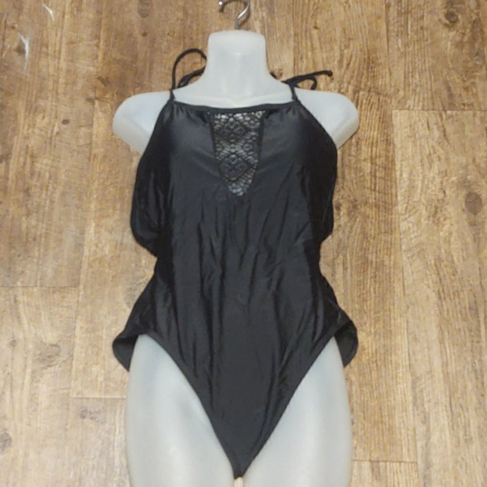 ‎Beautiful one piece with lace accent, Large